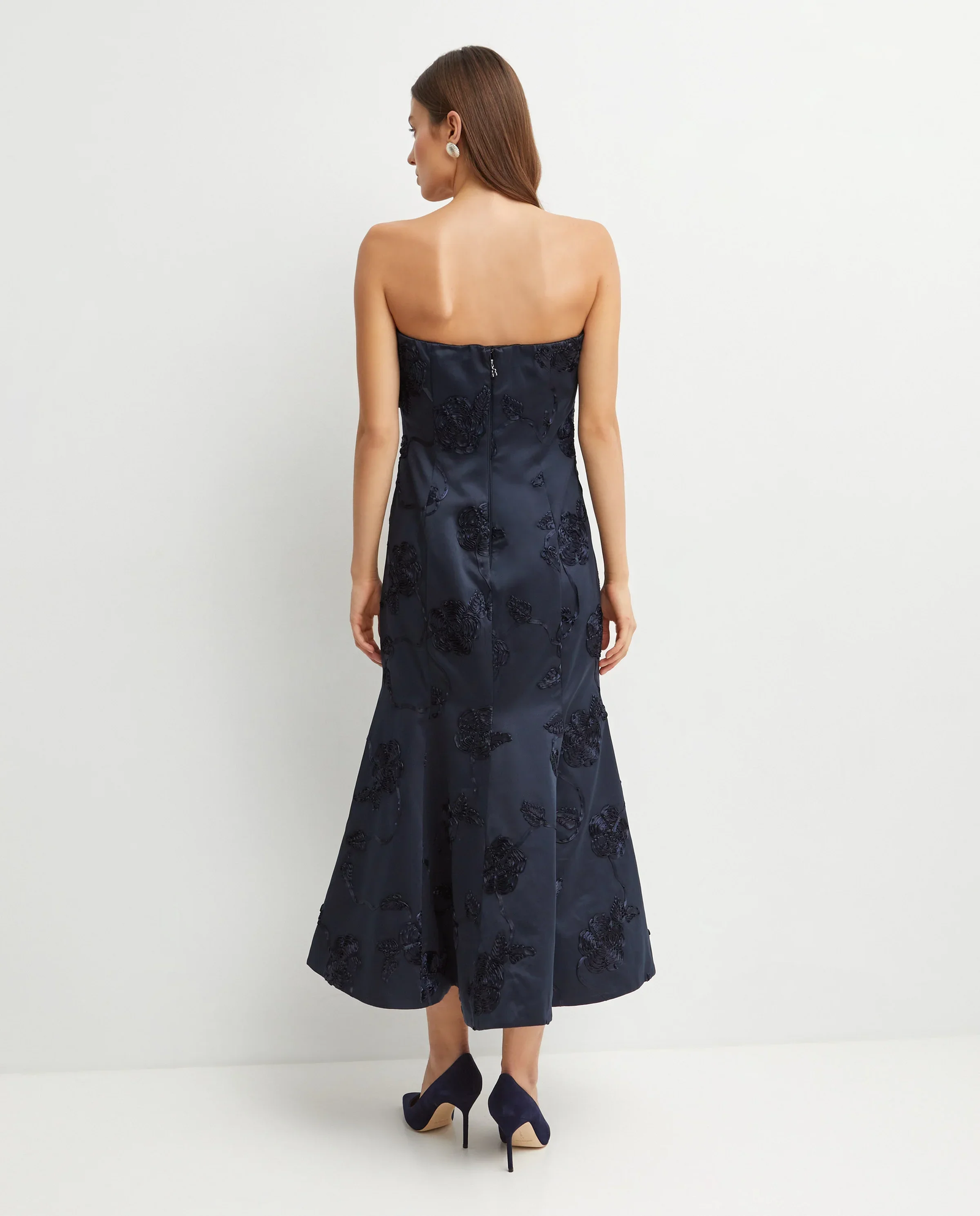 Granatowa sukienka midi z haftowanymi kwiatami - Image #3