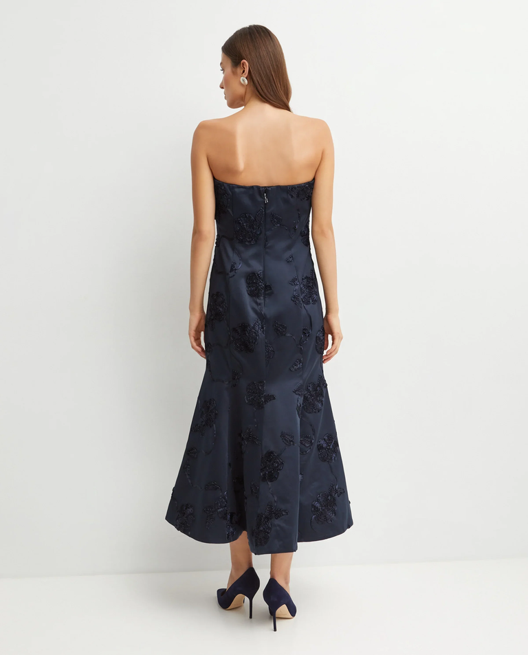 Granatowa sukienka midi z haftowanymi kwiatami - Image #3