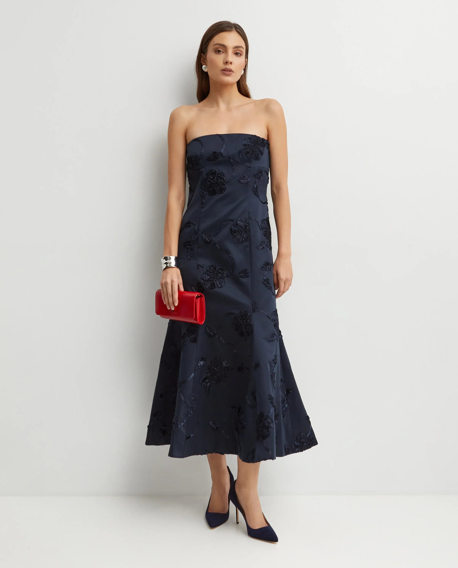 Granatowa sukienka midi z haftowanymi kwiatami - Image #2