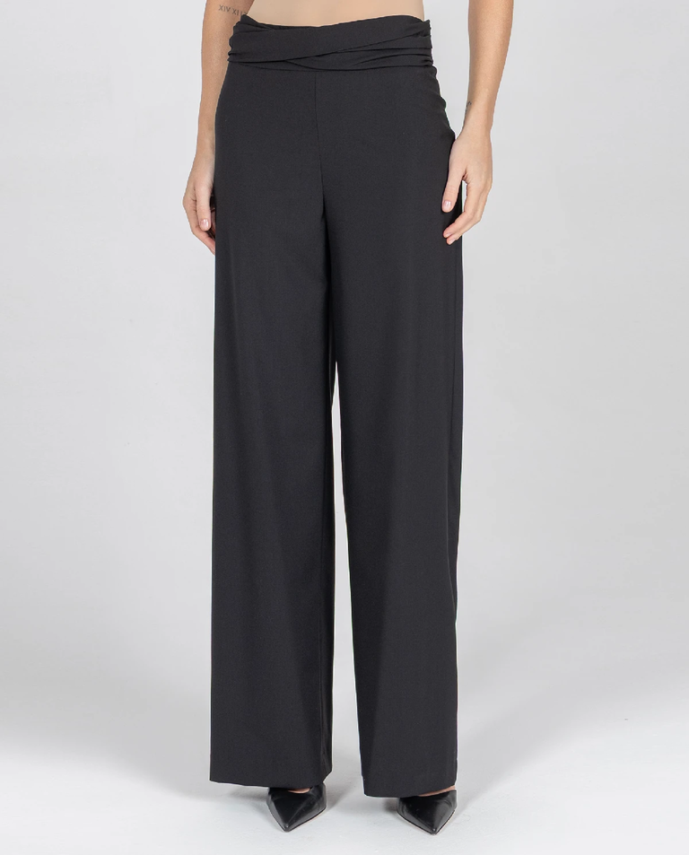 Czarne spodnie z szeroką nogawką