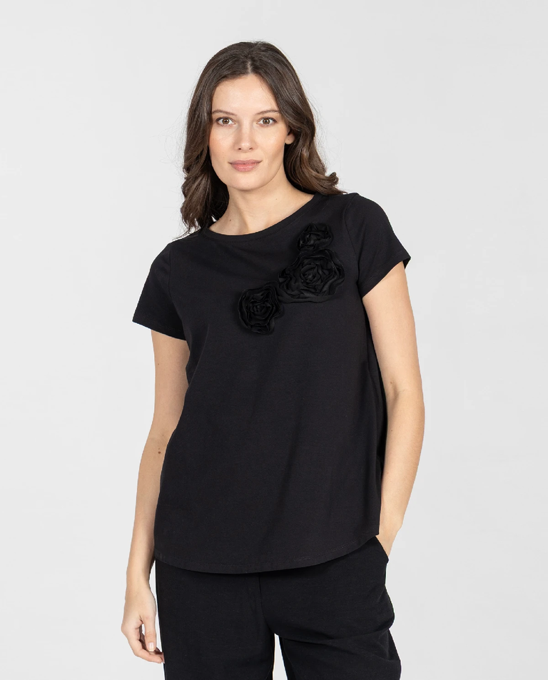 Czarny t-shirt z naszywanymi kwiatami