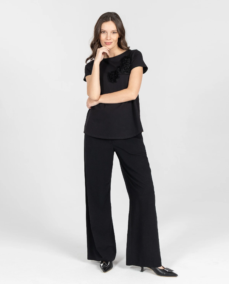 Czarny t-shirt z naszywanymi kwiatami