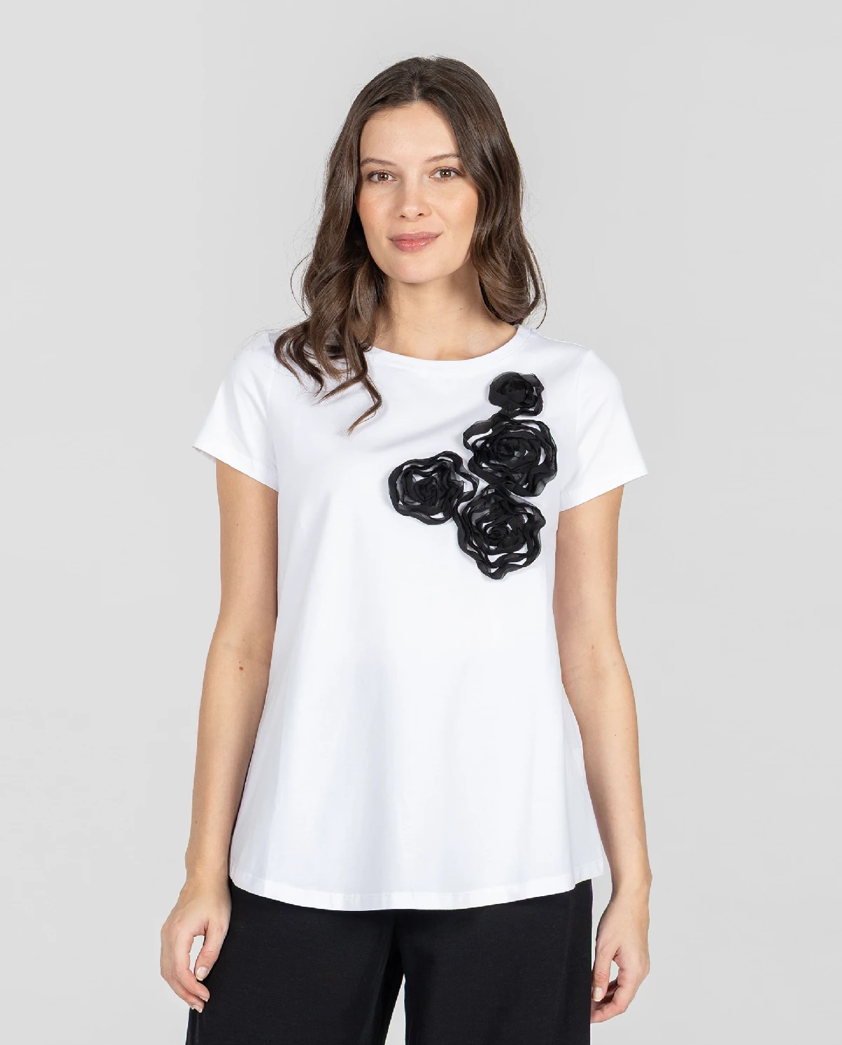 Biały t-shirt z naszywanymi kwiatami - Image #0