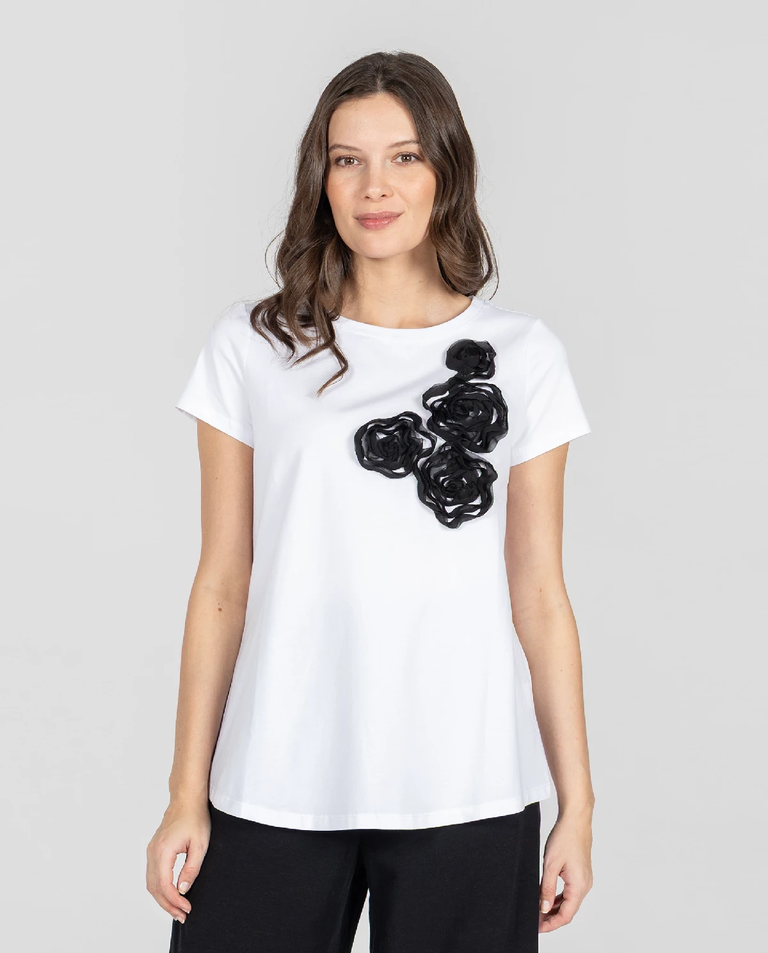 Biały t-shirt z naszywanymi kwiatami