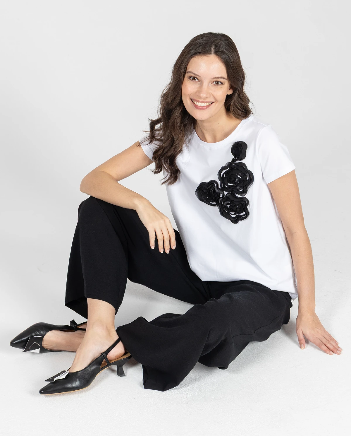 Biały t-shirt z naszywanymi kwiatami - Image #1