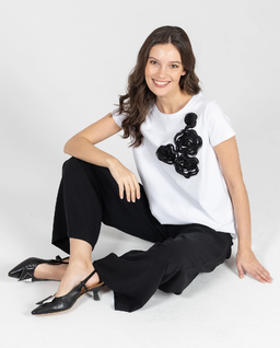 Biały t-shirt z naszywanymi kwiatami - Image #1