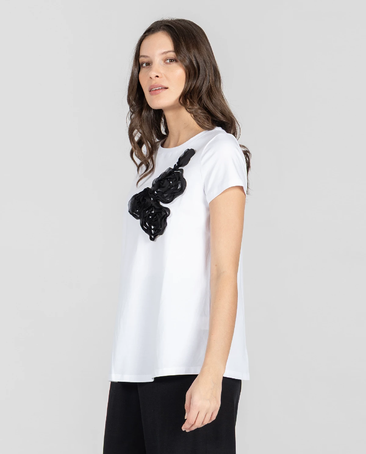 Biały t-shirt z naszywanymi kwiatami - Image #2