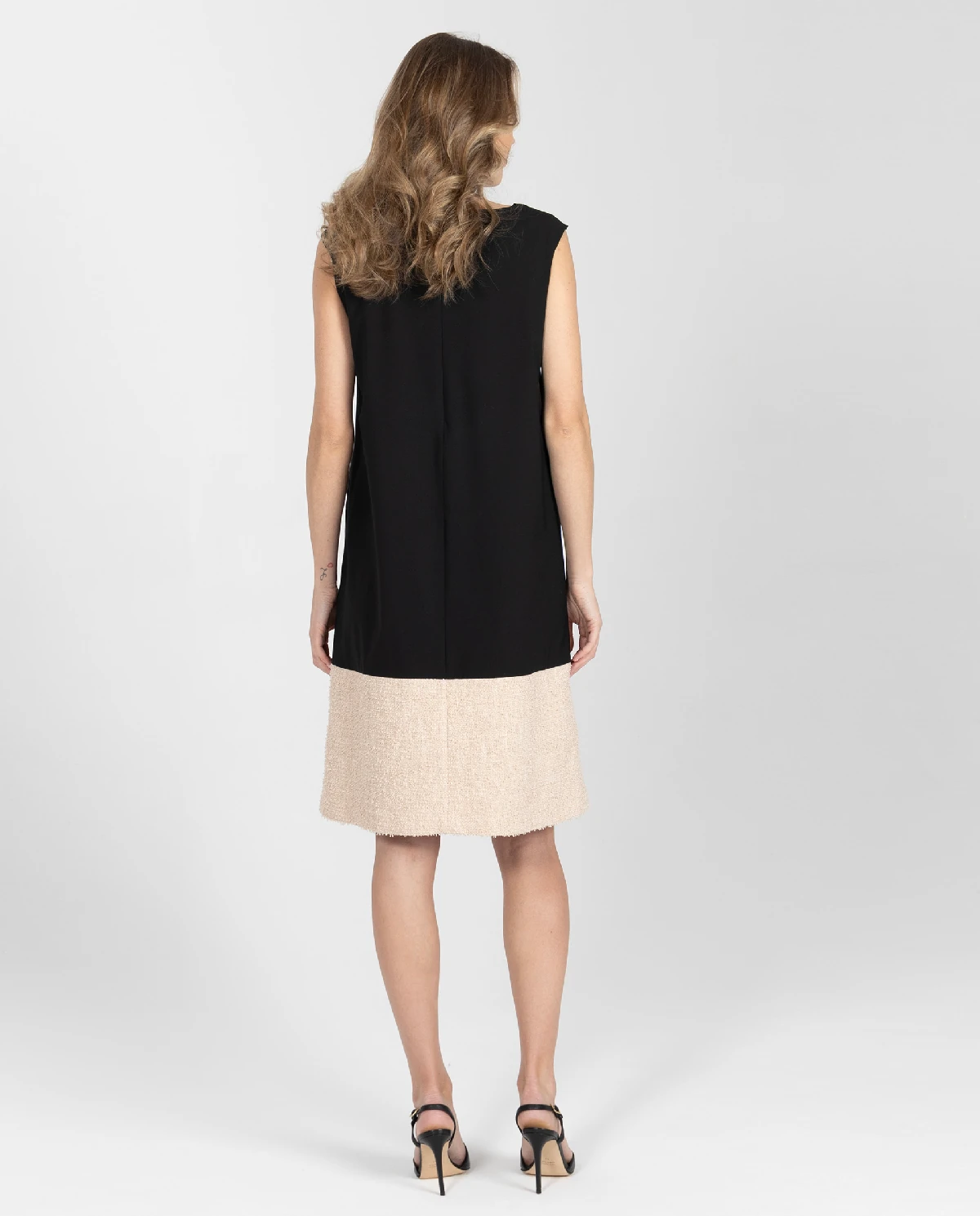 Czarna sukienka trapezowa - Image #2