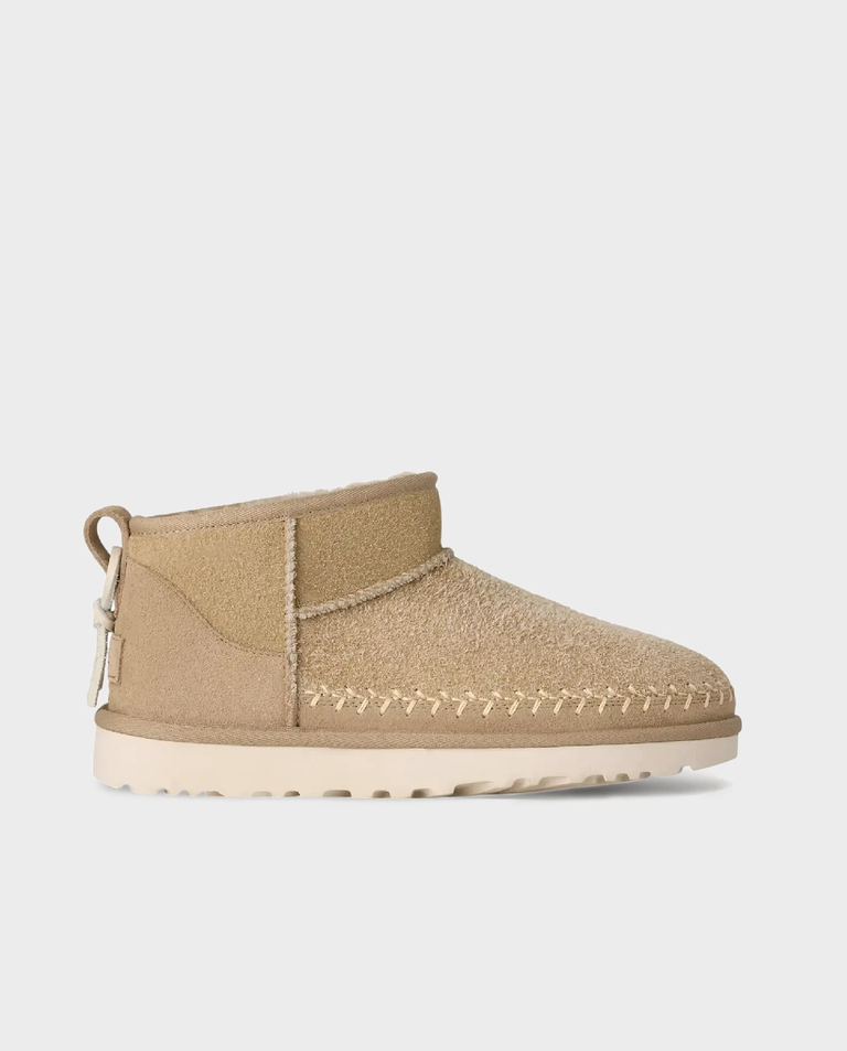 Beżowe śniegowce Classic Ultra Mini Biarritz Boot