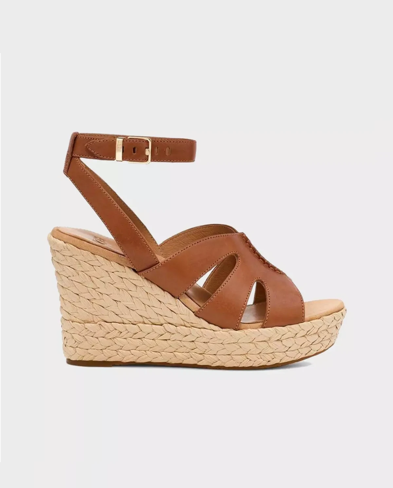 Brązowe sandały na koturnie