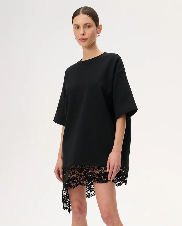 Czarna sukienka z koronkowym dołem Vic