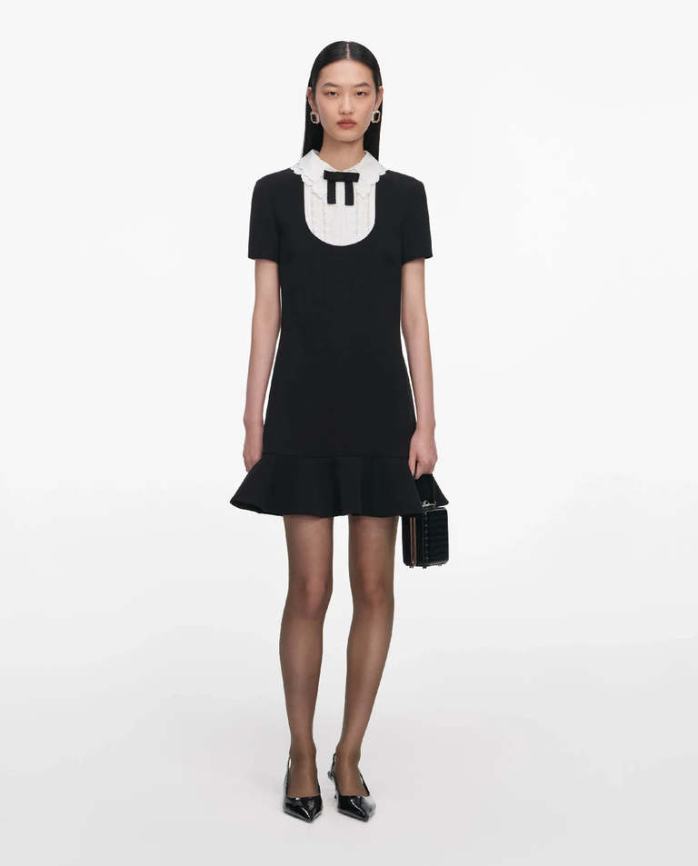 Czarna sukienka mini z ozdobnym kołnierzykiem