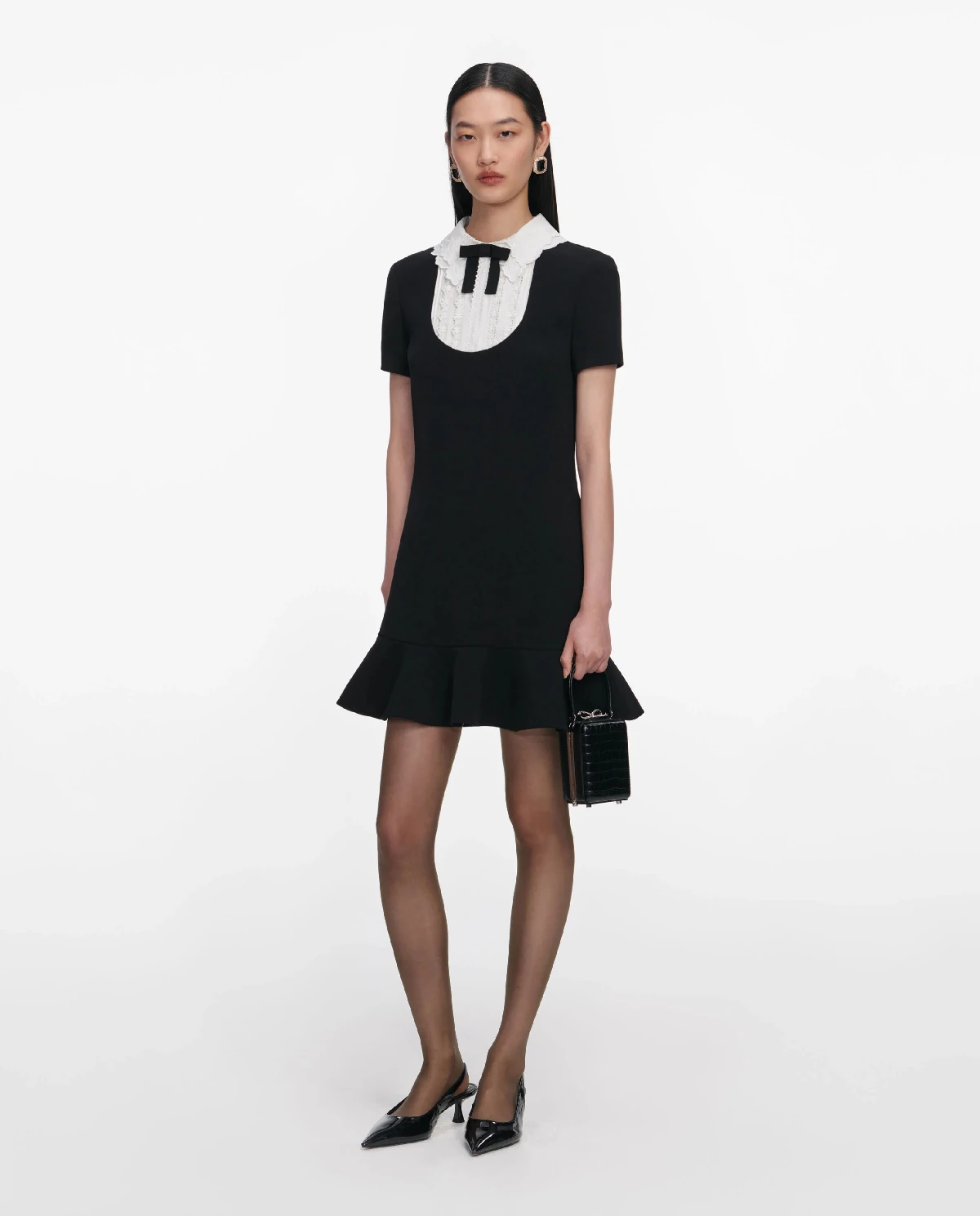 Czarna sukienka mini z ozdobnym kołnierzykiem - Image #1
