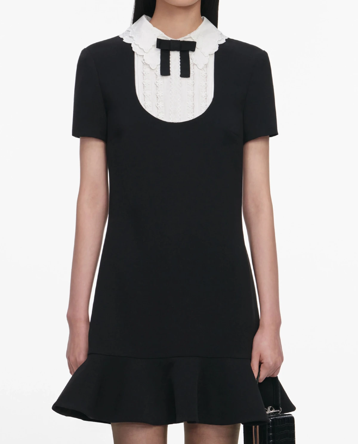 Czarna sukienka mini z ozdobnym kołnierzykiem - Image #3