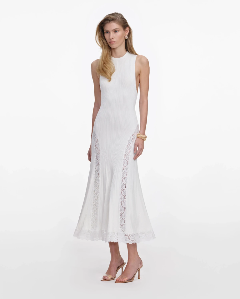 Biała dzianinowa sukienka midi z koronką