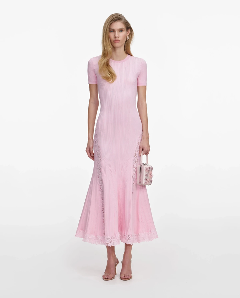 Różowa dzianinowa sukienka midi z koronką