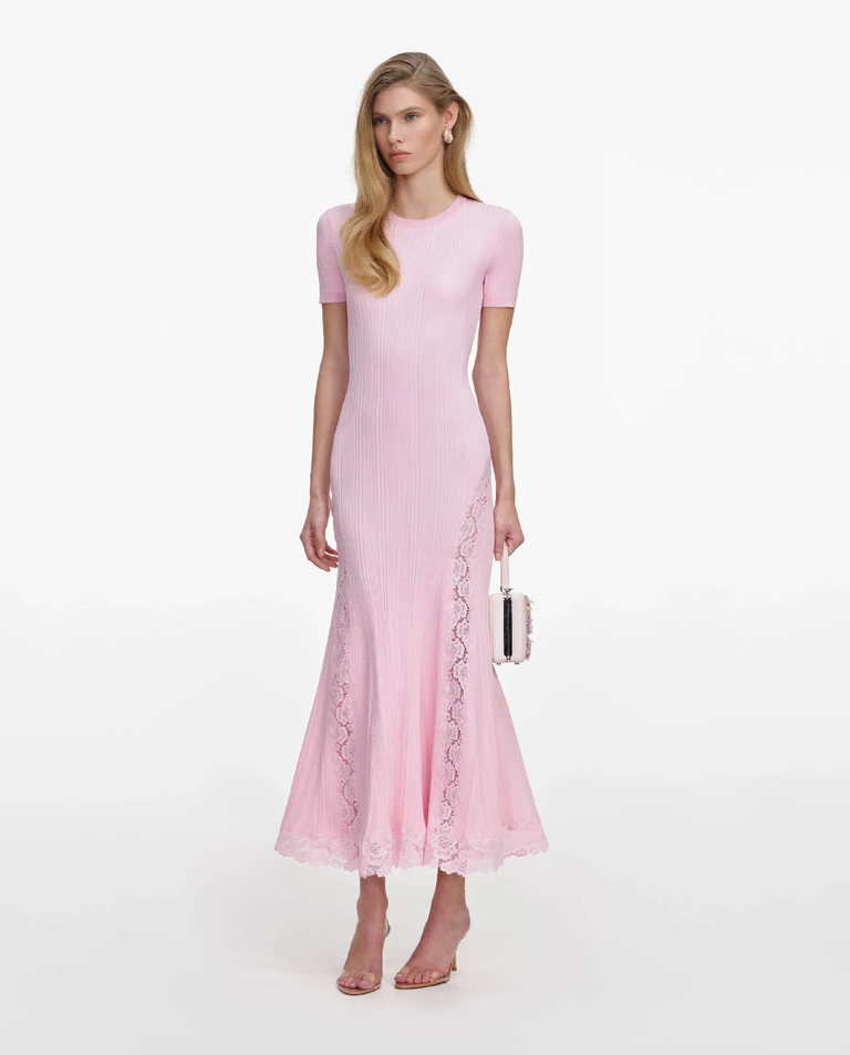 Różowa dzianinowa sukienka midi z koronką