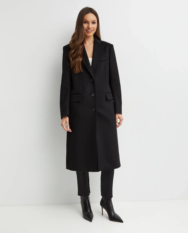 Czarny jednorzędowy płaszcz