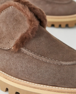 Brązowe zamszowe mokasyny z futrem - Image #4