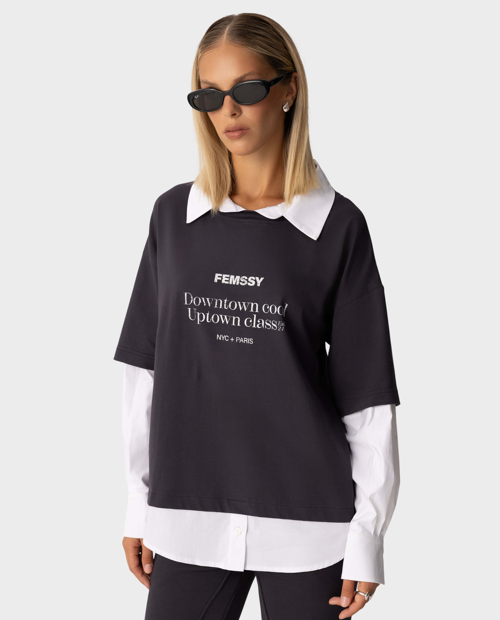 Szary t-shirt z wystającą koszulą - Image #0