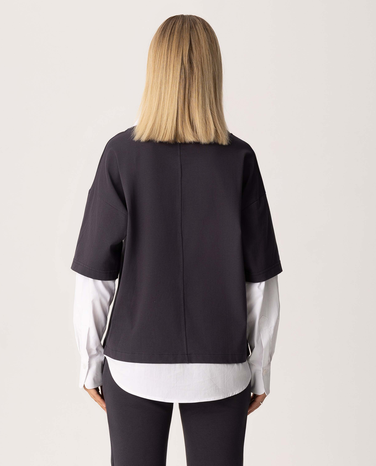 Szary t-shirt z wystającą koszulą