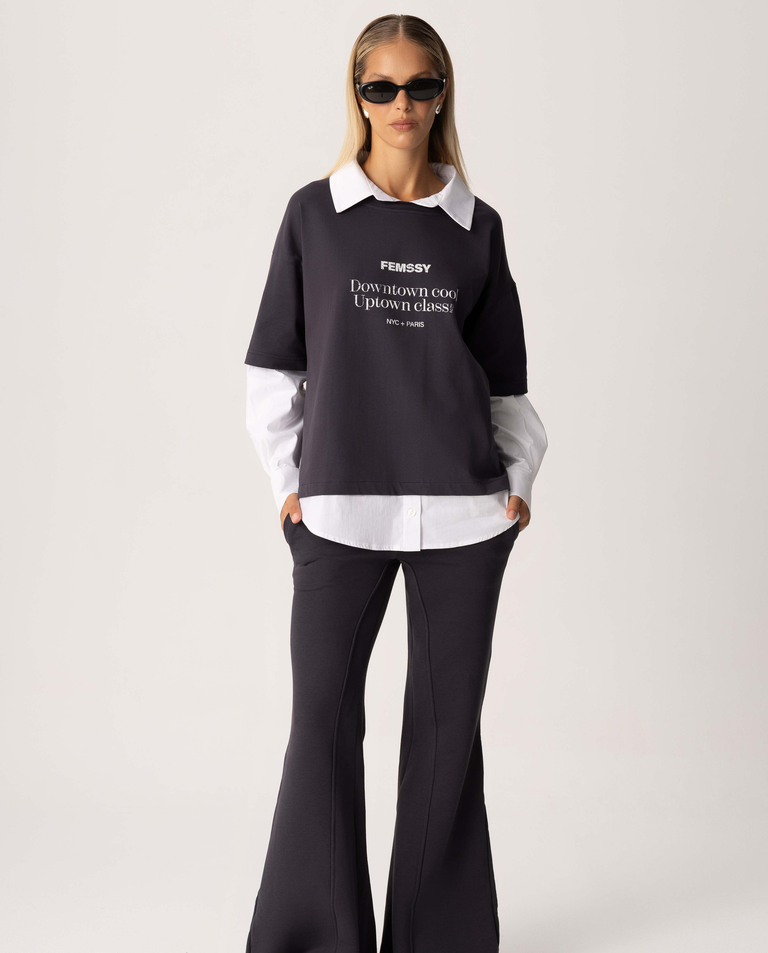 Szary t-shirt z wystającą koszulą