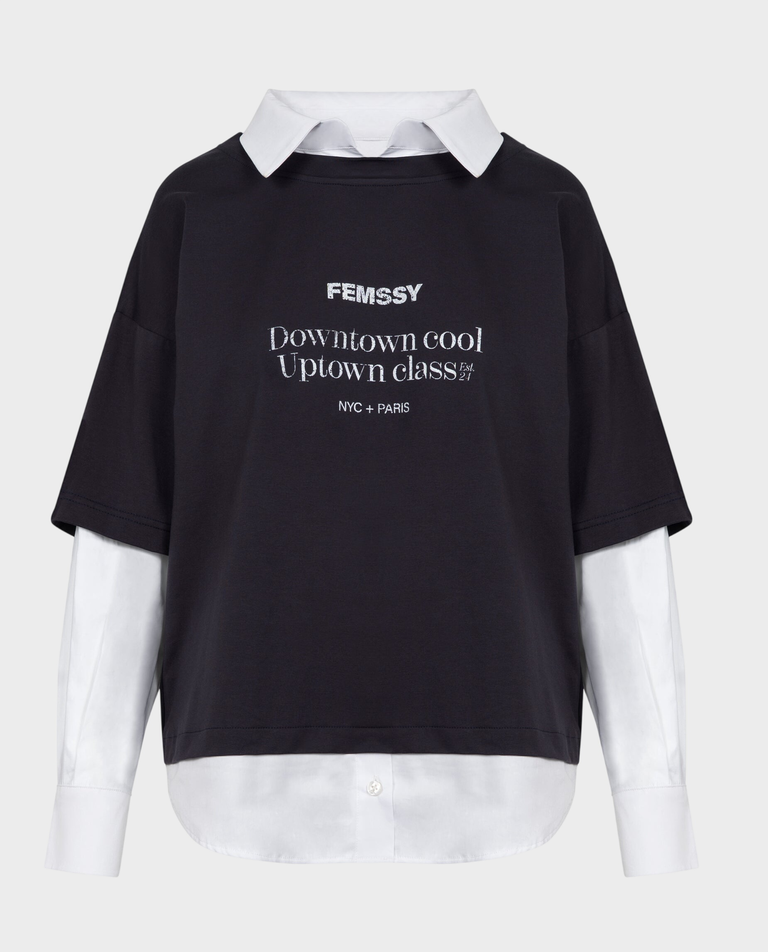Szary t-shirt z wystającą koszulą