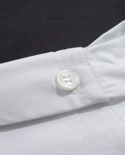 Szary t-shirt z wystającą koszulą - Image #5