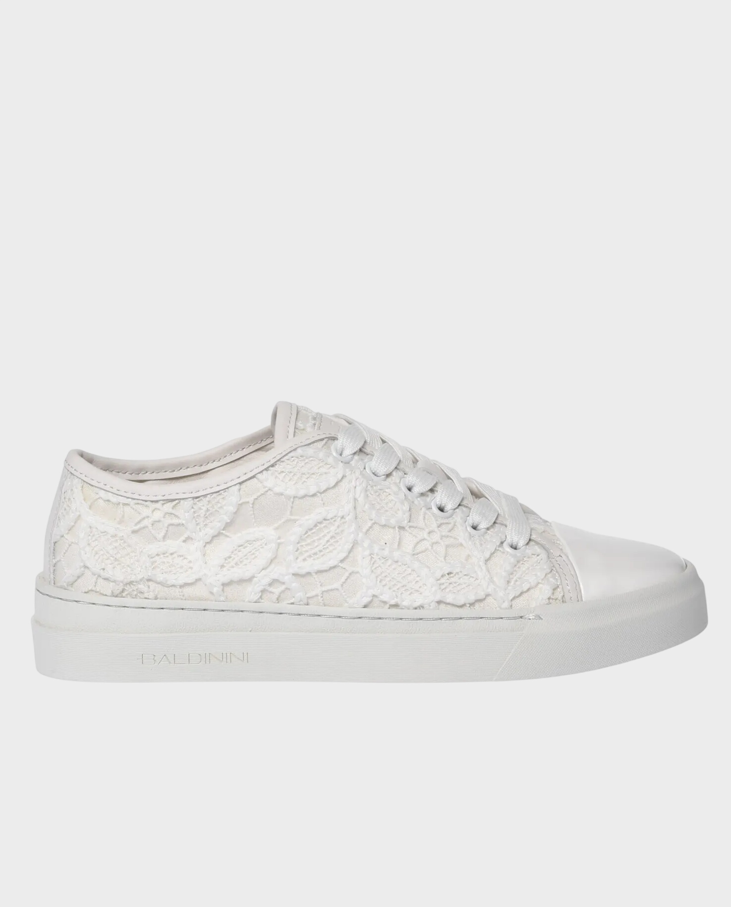 Białe sneakersy z koronką - Image #0