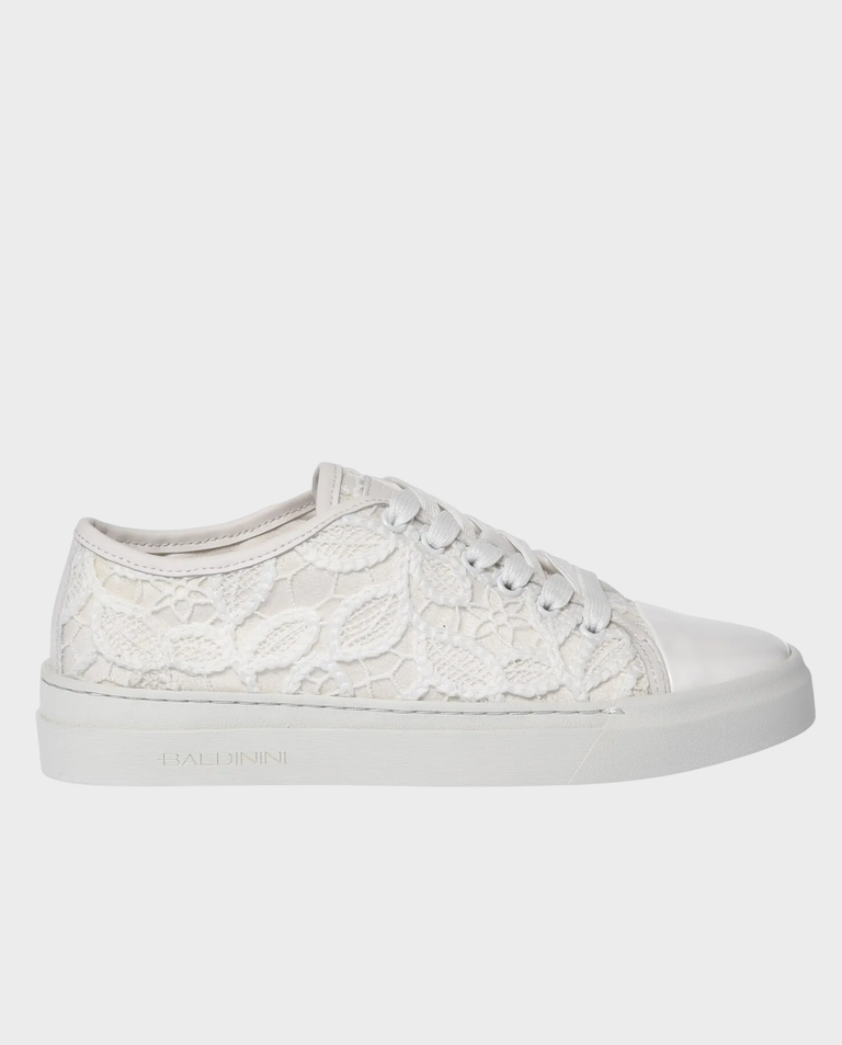 Białe sneakersy z koronką