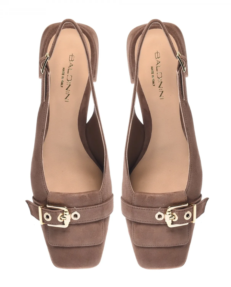 Zamszowe czółenka z ozdobną klamrą - Image #2