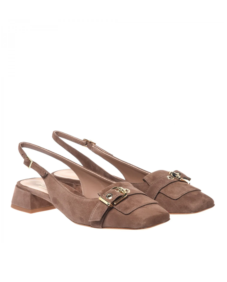 Zamszowe czółenka z ozdobną klamrą