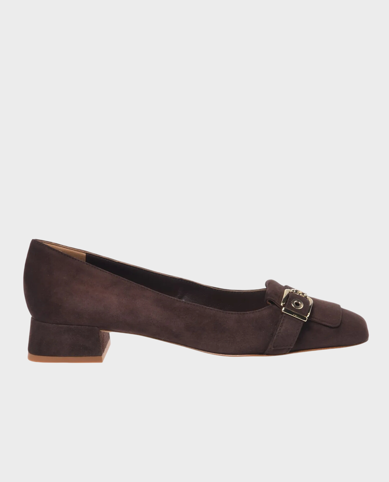 Czekoladowe czółenka z ozdobną klamrą