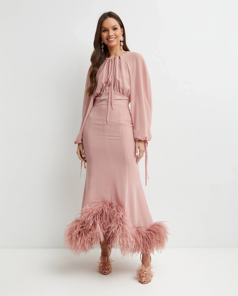 Jasnoróżowa sukienka z piórami Davis