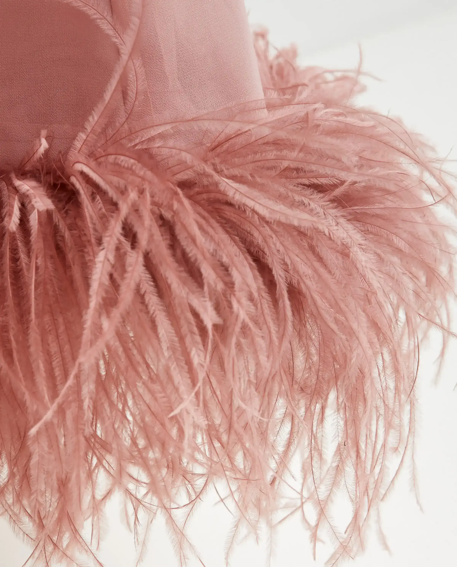 Jasnoróżowa sukienka z piórami Davis - Image #4