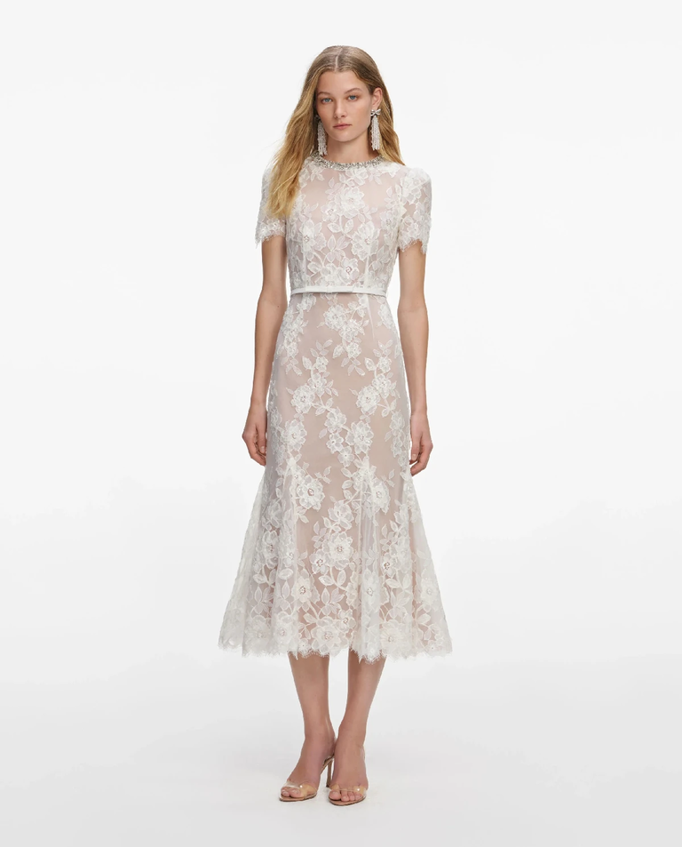 Biała koronkowa sukienka midi z cekinami