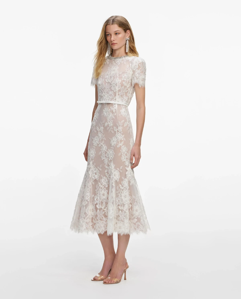 Biała koronkowa sukienka midi z cekinami