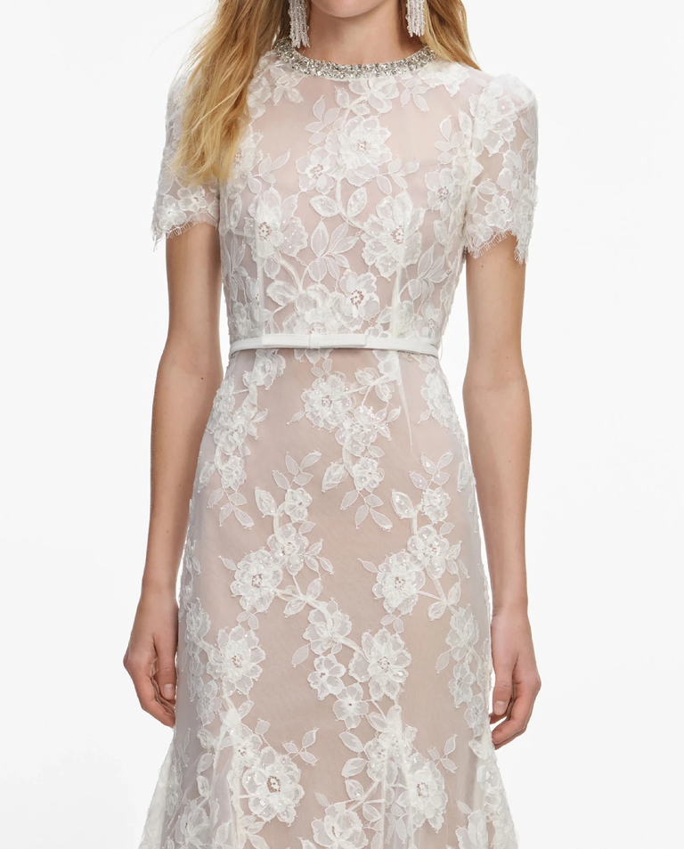 Biała koronkowa sukienka midi z cekinami - Image #3