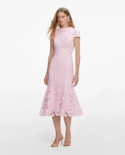 Jasnoróżowa koronkowa sukienka midi - Image #1