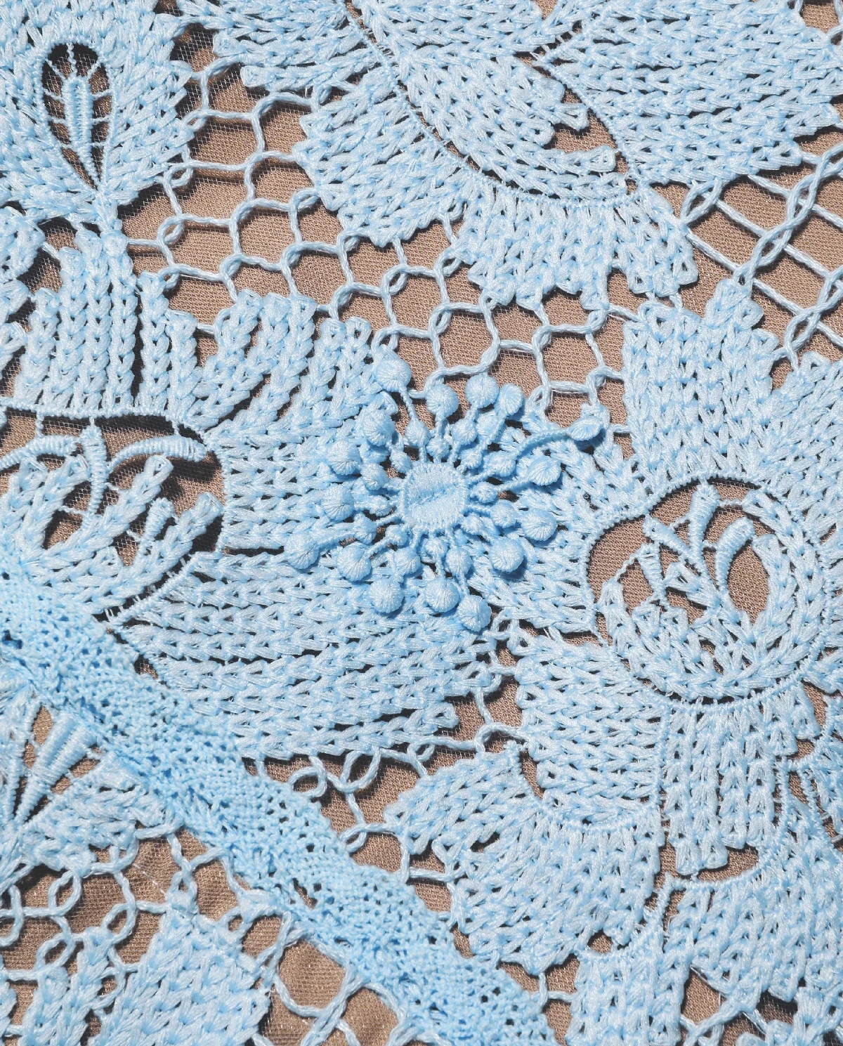 Jasnoniebieska koronkowa sukienka midi - Image #4