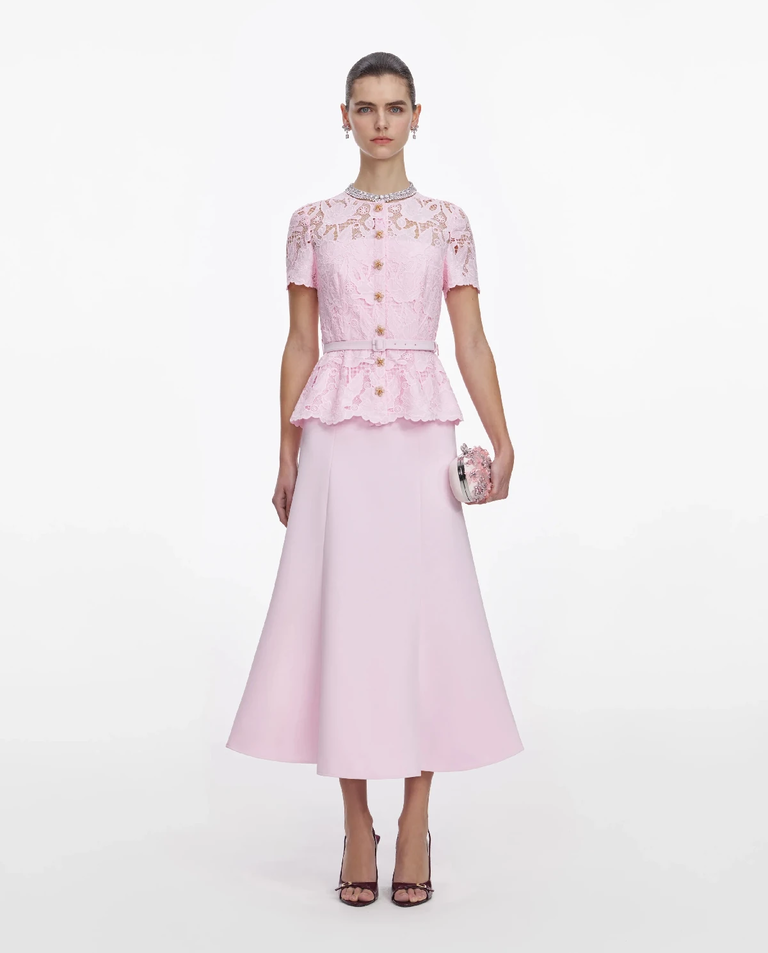 Różowa koronkowa sukienka midi