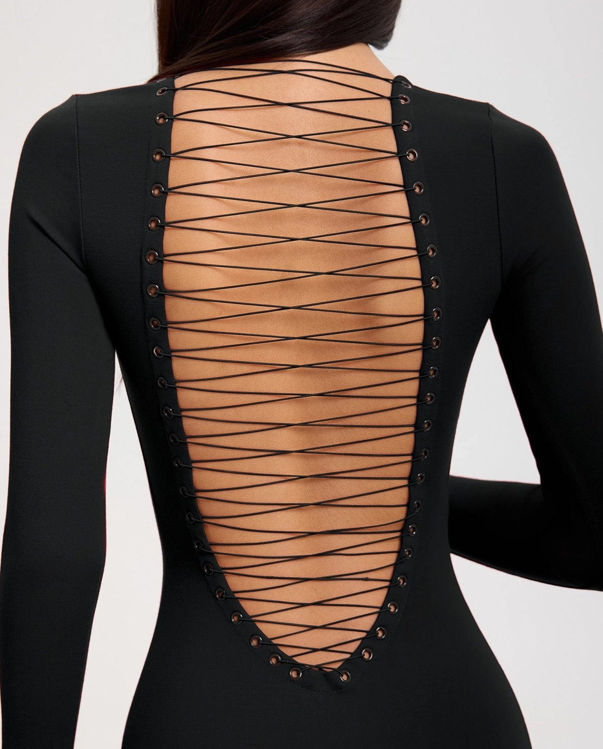 Czarna sukienka z ozdobnym tyłem Amora - Image #2