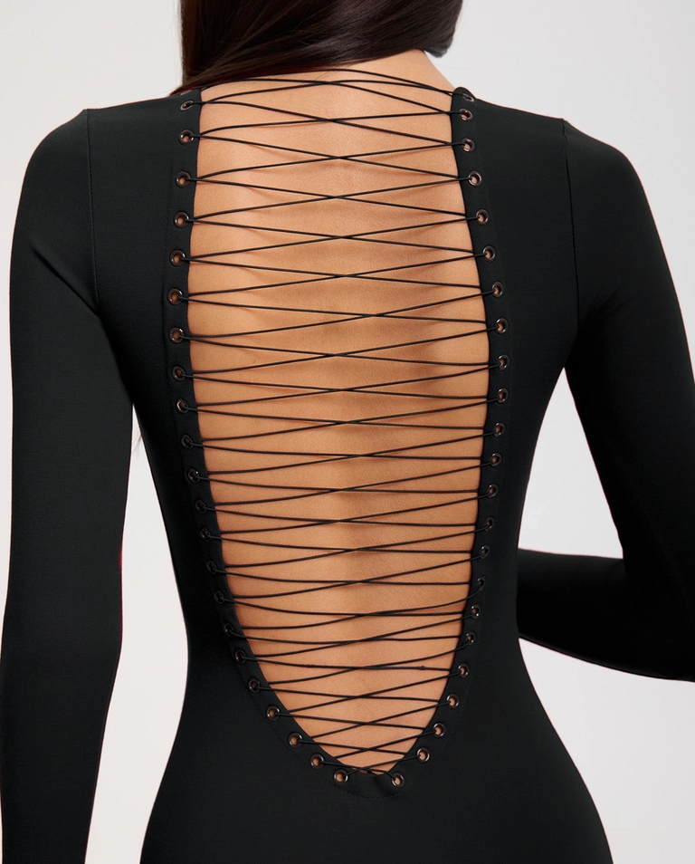 Czarna sukienka z ozdobnym tyłem Amora - Image #2