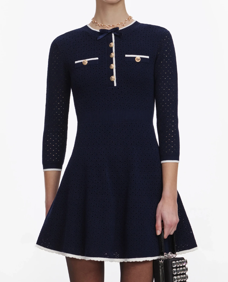 Granatowa dzianinowa sukienka mini z kokardą - Image #3
