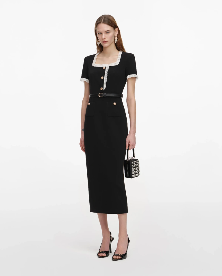 Czarna sukienka midi z falbanką