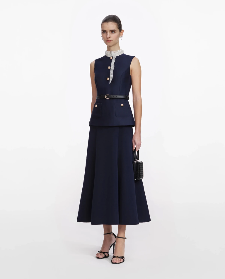 Granatowa sukienka midi z falbaną