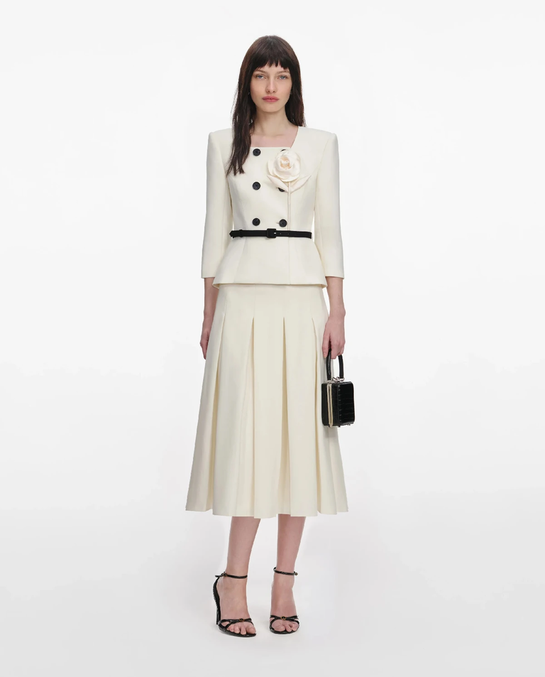 Kremowa sukienka midi z kwiatem