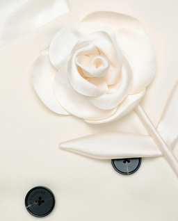 Kremowa sukienka midi z kwiatem - Image #4