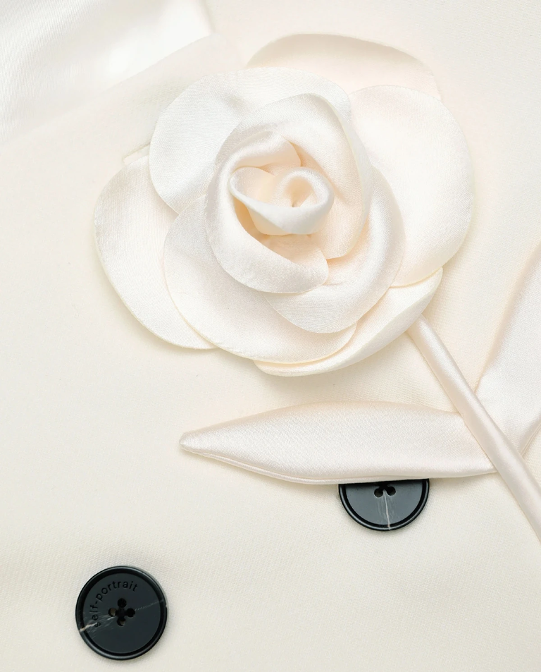 Kremowa sukienka midi z kwiatem - Image #4