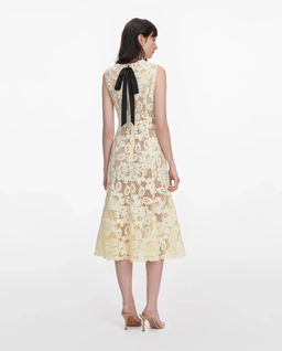 Żółta koronkowa sukienka midi - Image #2